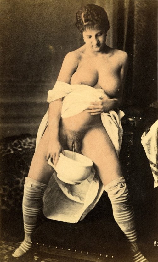 Ретро писсинг красивых женщин