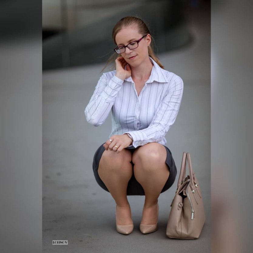 Девушка сидит на корточках