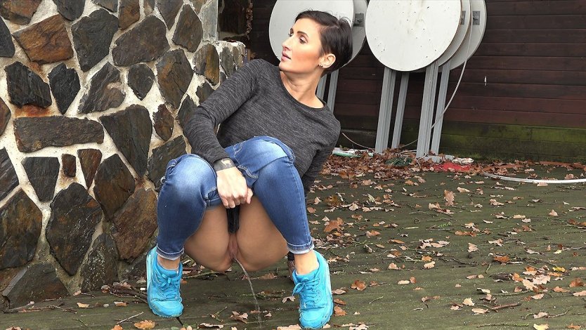 Женщины писсинг на улице