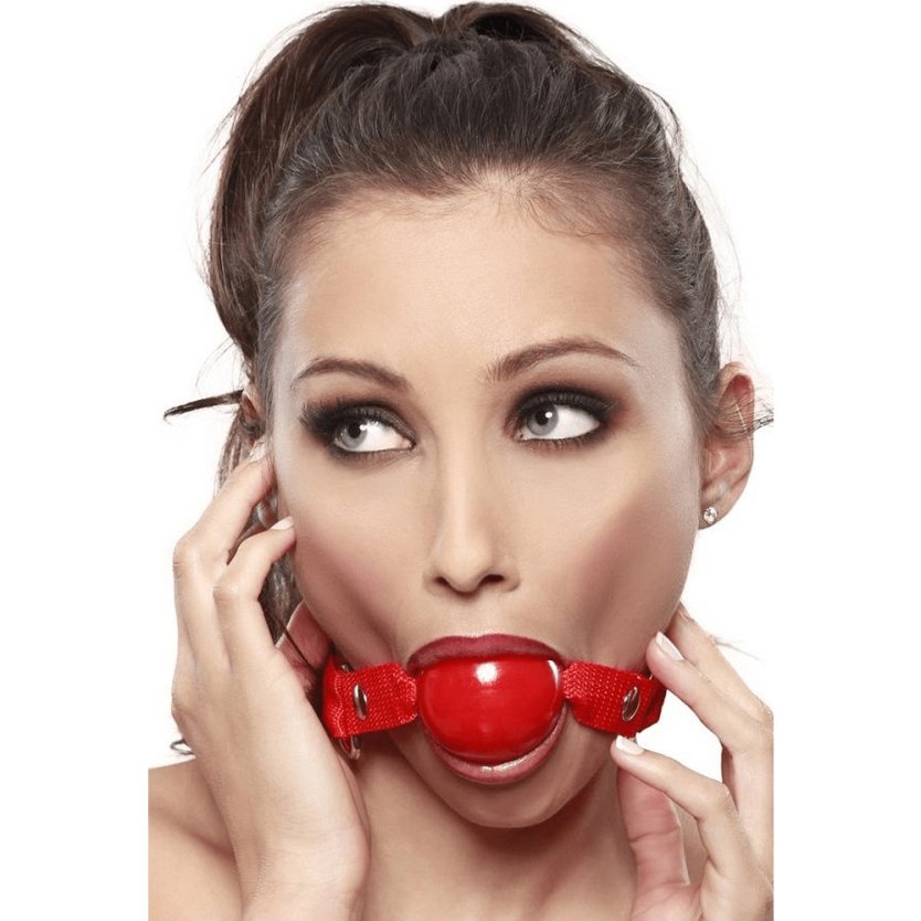 Девушка с кляпом шариком во рту