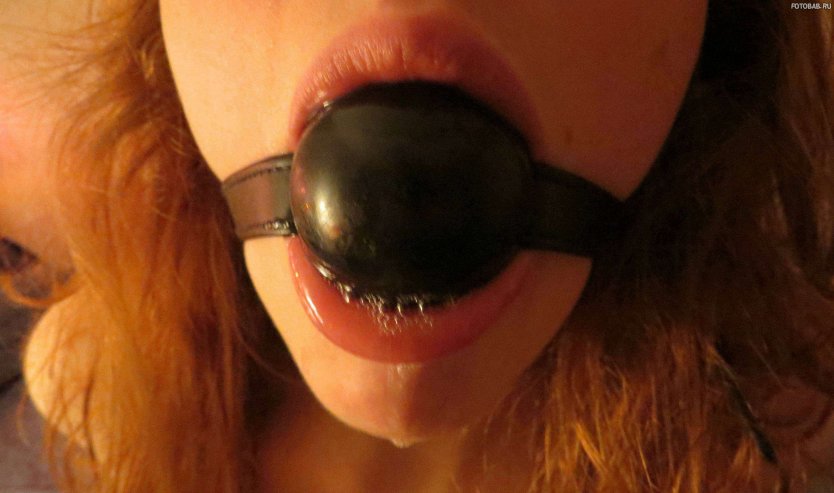 Девушка большой кляп шар