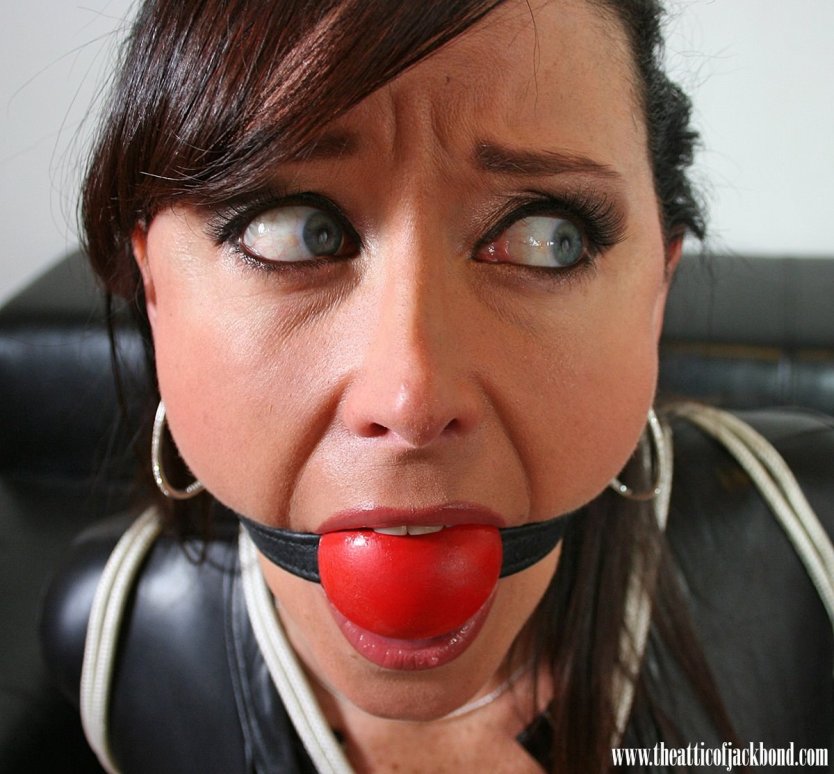 Связанная с кляпом во рту бдсм
