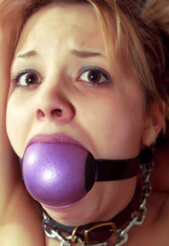 Девушка большой кляп шар