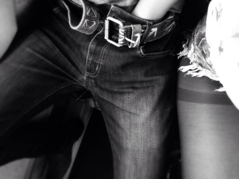 Рука на ширинке