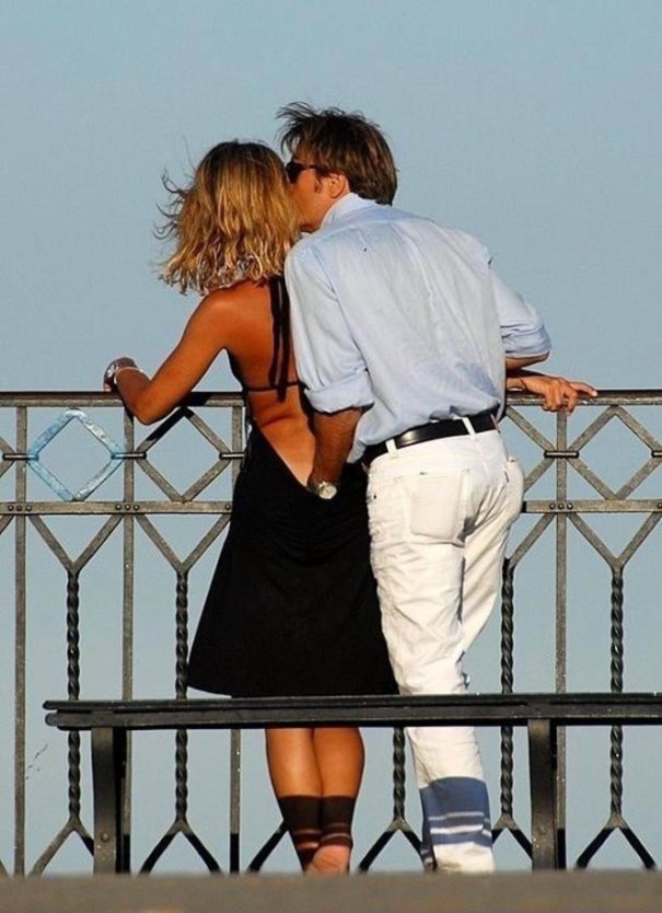 Мужчина лезет под платье