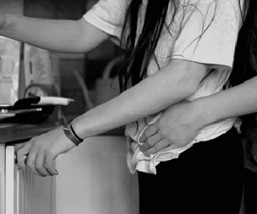 Обнимает девушку сзади