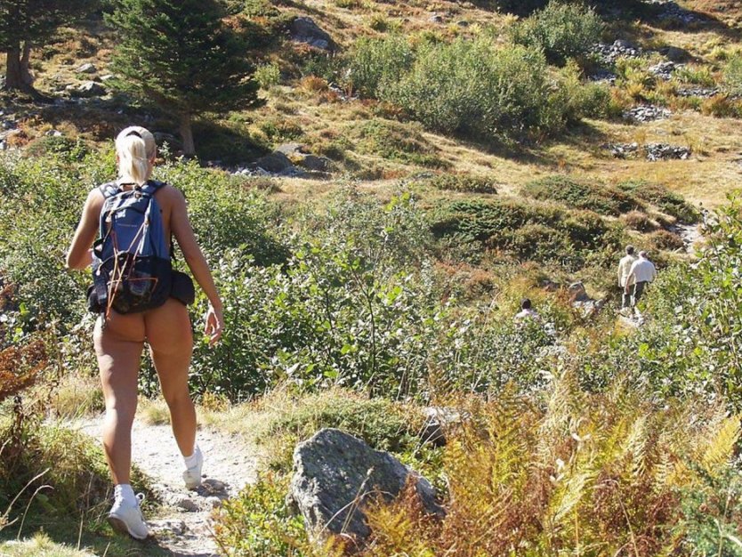 Туристы голые с рюкзаками