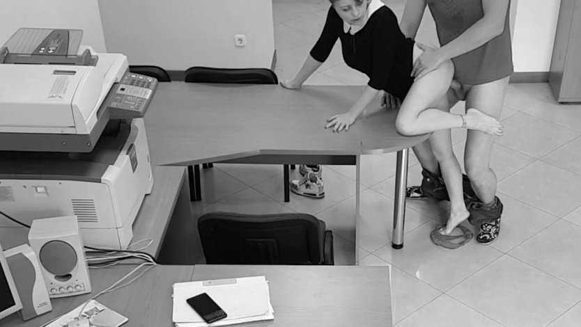 Скрытая камера в офисе под столом