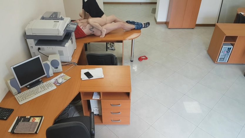 Отсосала в офисе скрытая