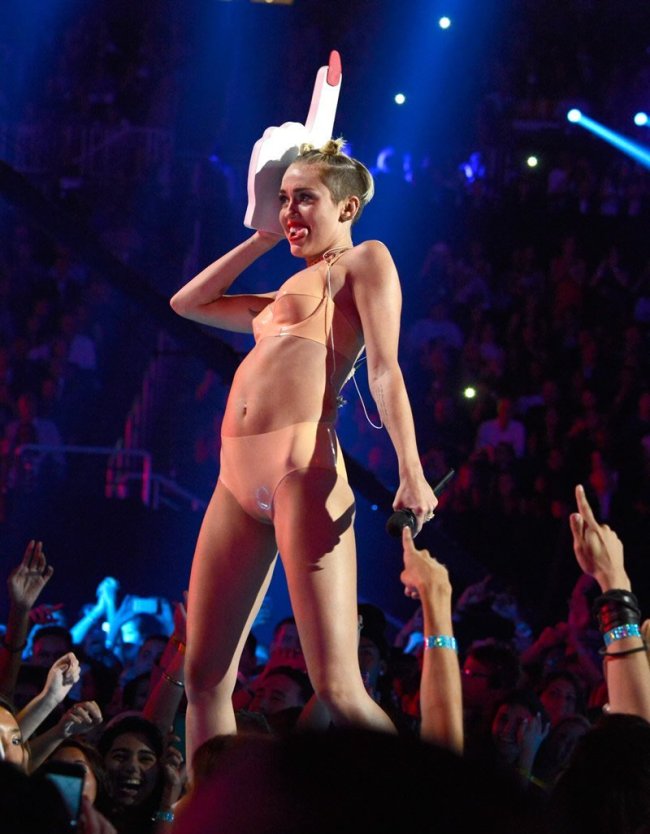 Майли Сайрус голая на концерте
