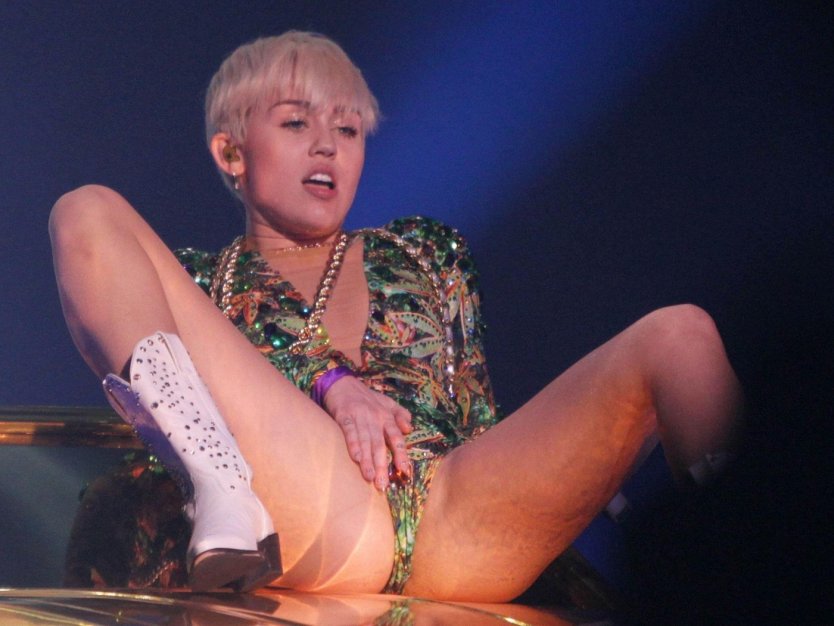 Майли Сайрус вагина на концерте