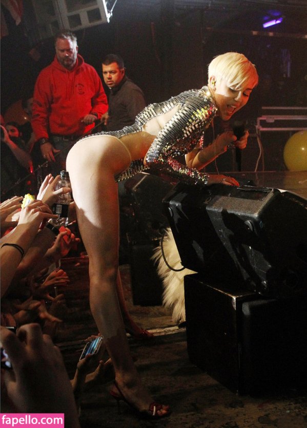 Майли Сайрус голая на концерте