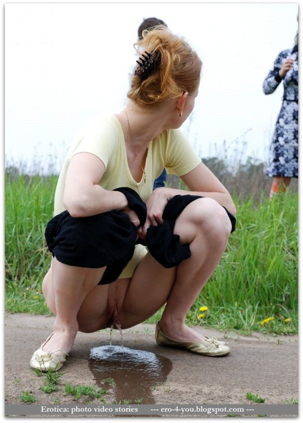 Девки ссут на корточках