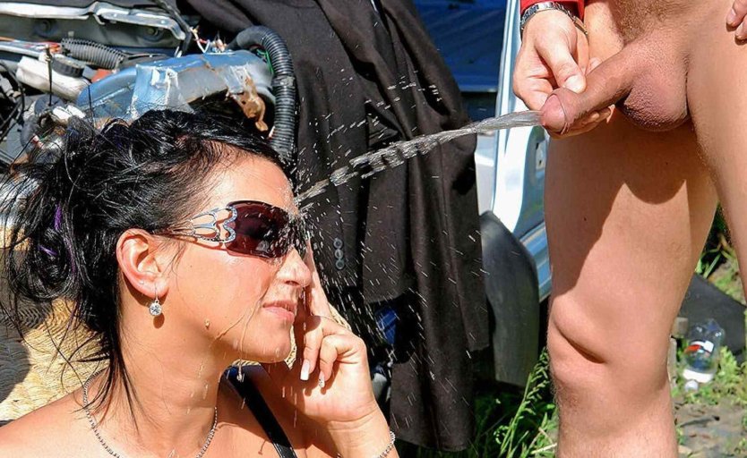 Мужской писсинг на пляже