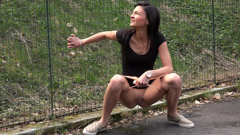 Писсинг девушки с длинными ногами