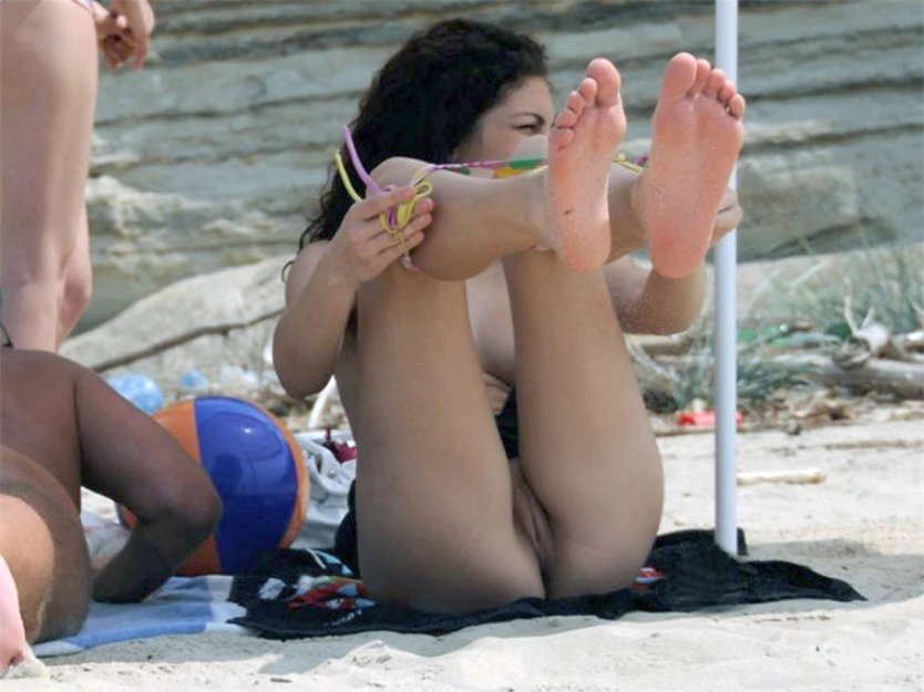 Девушки переодевают трусики на пляже