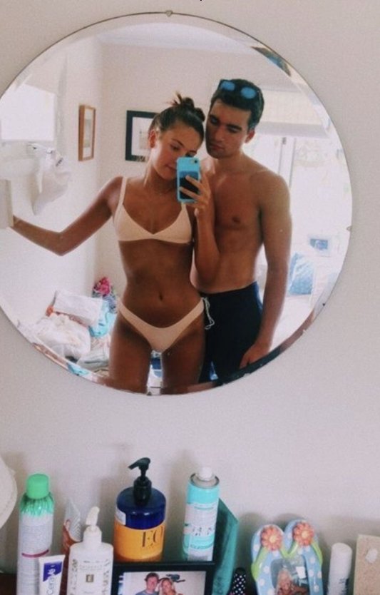 Парень с девушкой в зеркале