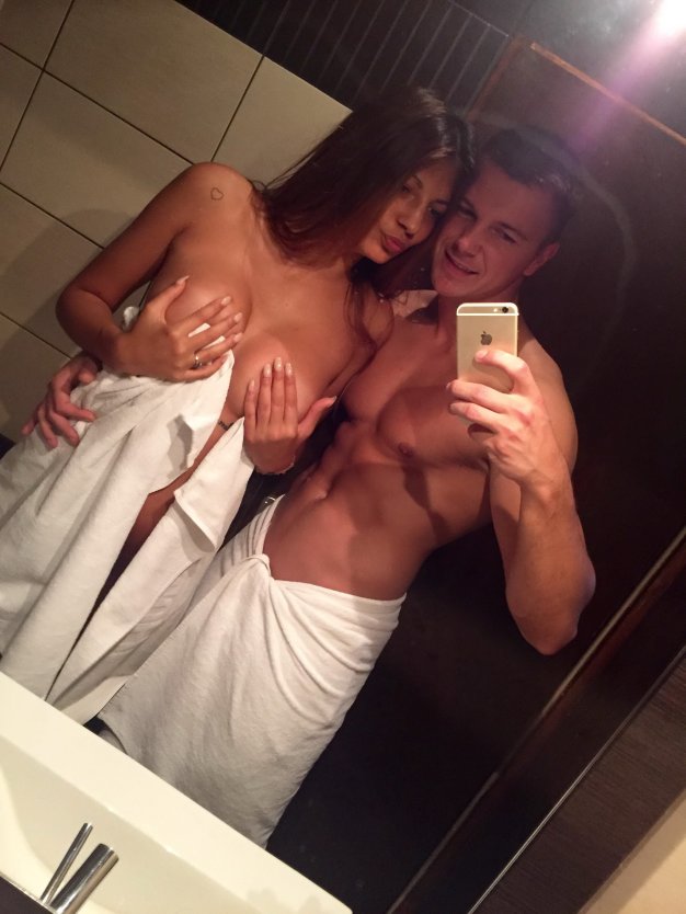 Пара эро селфи зеркало