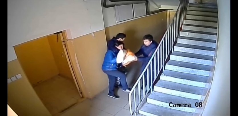 Русские студенты в подъезде