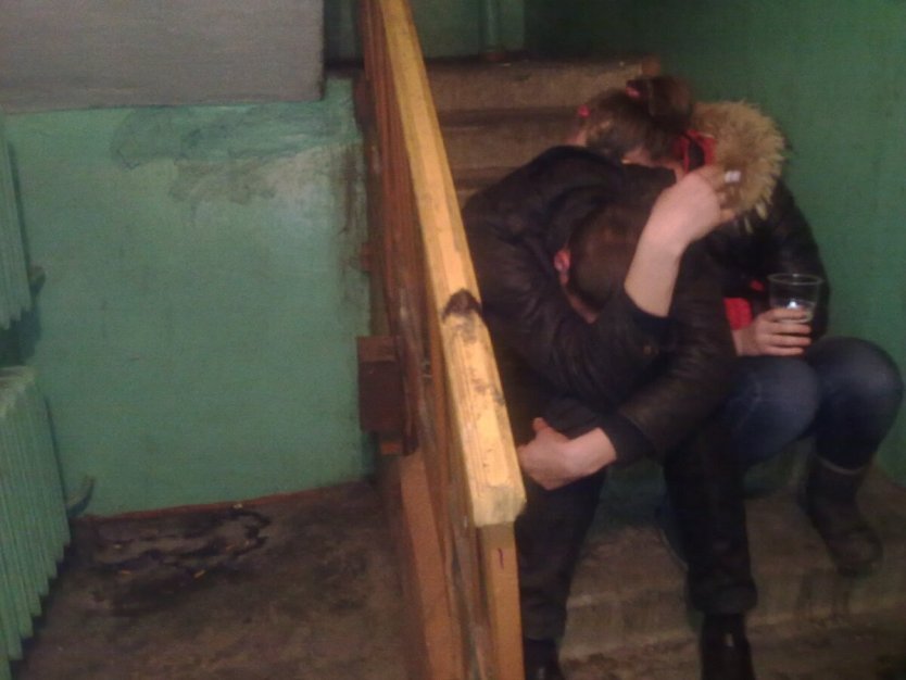 Девушка в подъезде