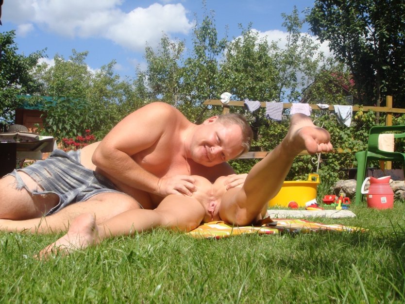 Солнечные ванны голышом на даче