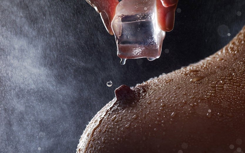 Кубик льда на теле