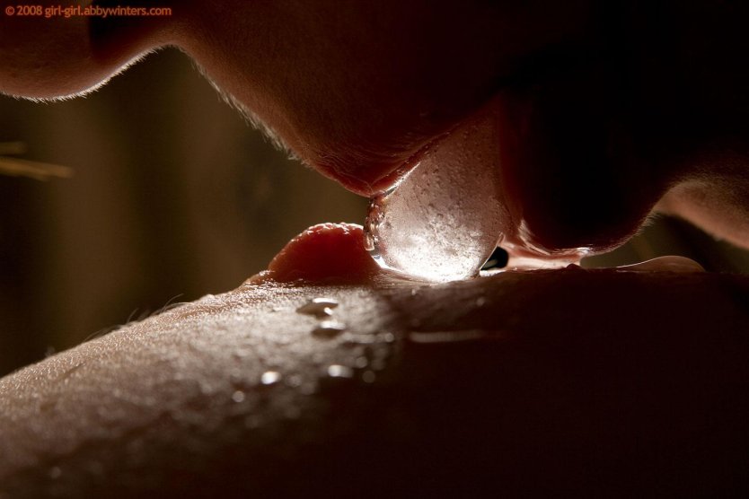 Лед по телу девушки