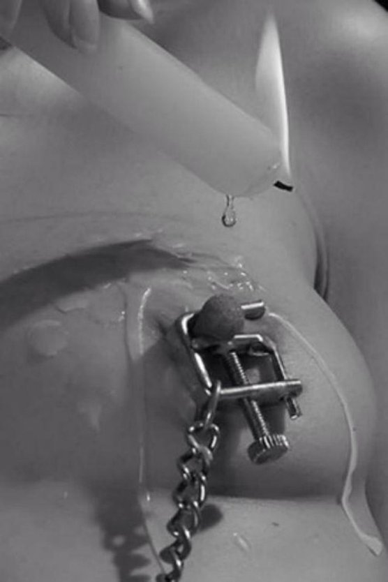 Воск капают на тело бдсм