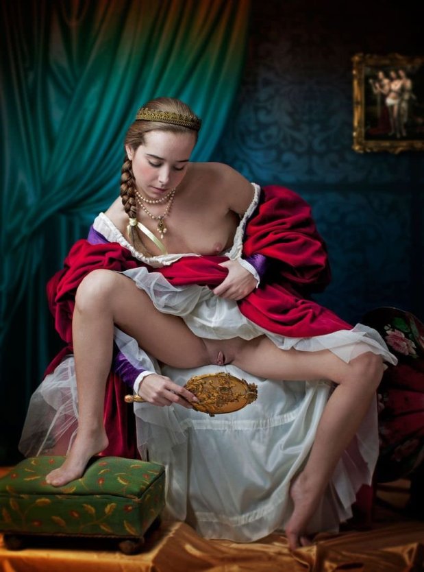 Голые бабы в старинных платьях