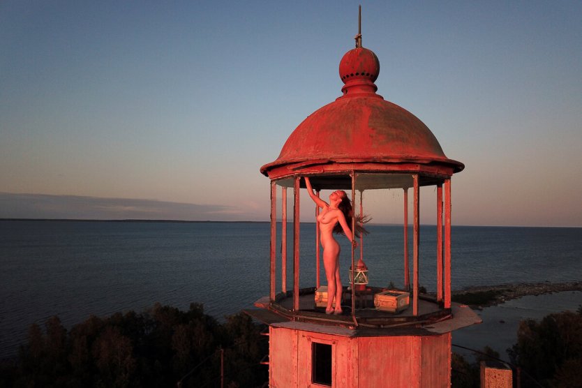Маяк в Крыму девушки Нагие