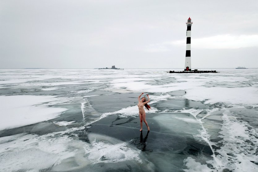 Маяк во льду фото