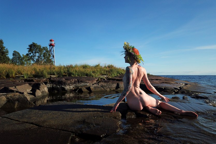 Маяк в Крыму девушки Нагие