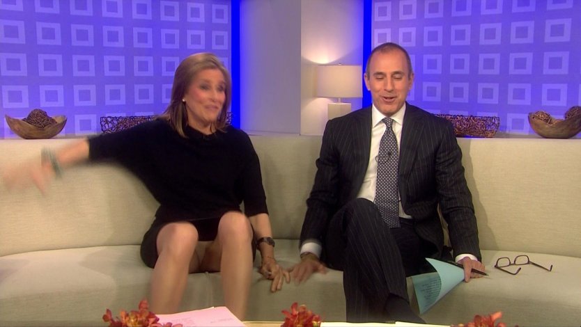 Ведущая без Нижнего белья