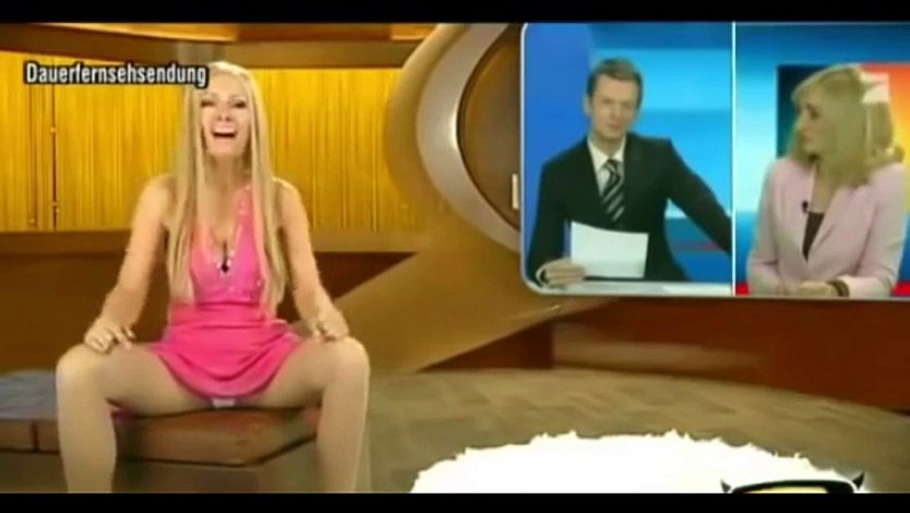 Телеведущая без трусов