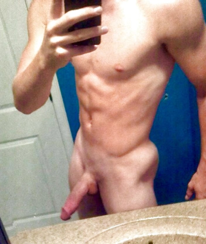 Голый парень в душе частное