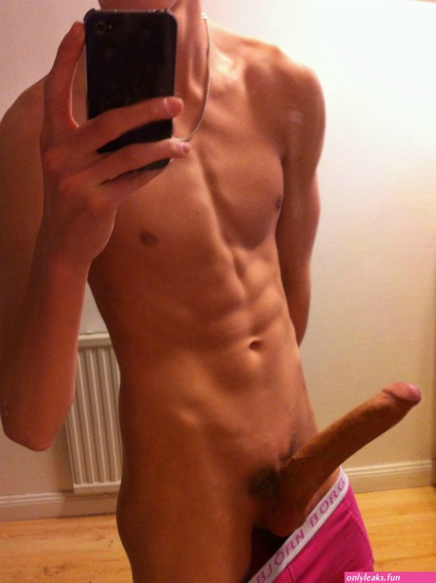 Молодые парни селфи член