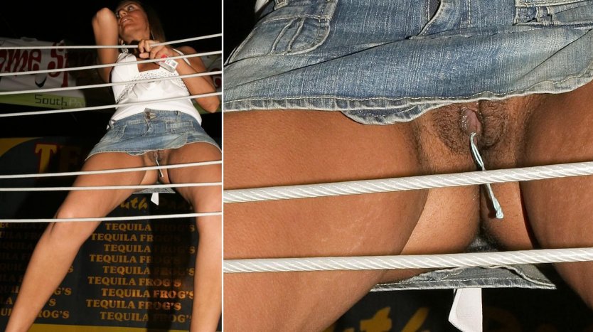 Женщина под юбкой без трусов tampon