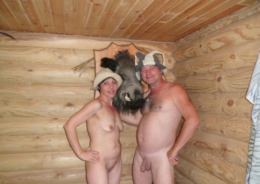 Голые мужчины и женщины в бане
