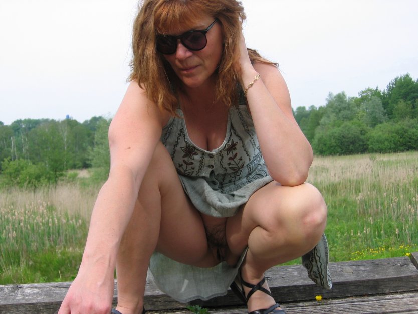 Зрелая в юбке без трусиков