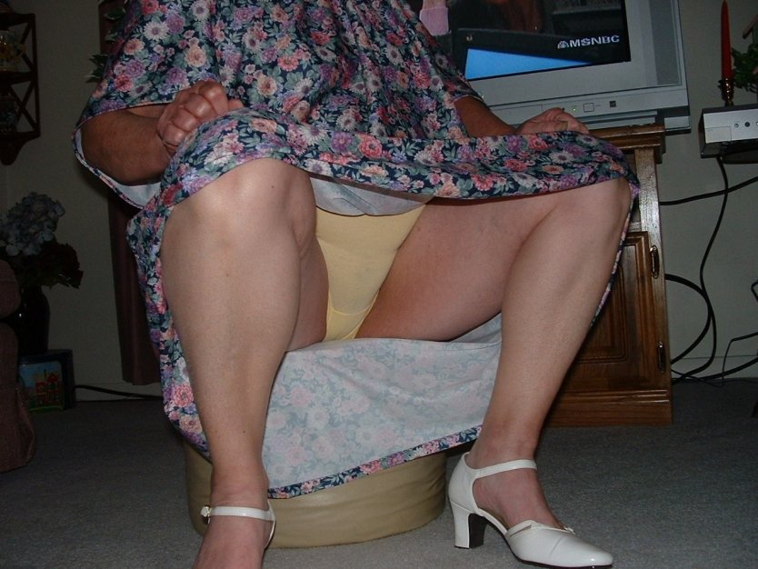Трусы под юбкой у старухи
