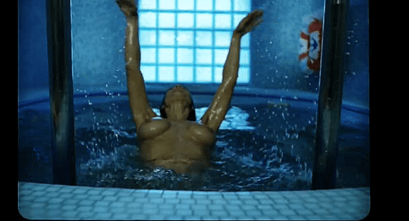 Екатерина Стриженова в бассейне