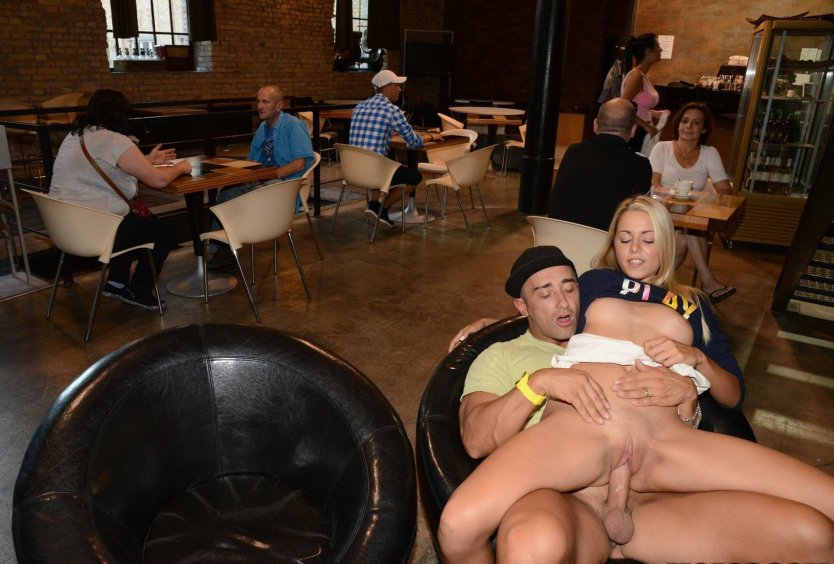 Групповая ебля в общественном месте