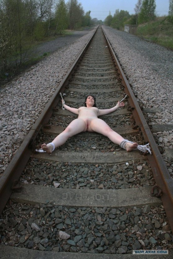 Ню фотосессия на рельсах