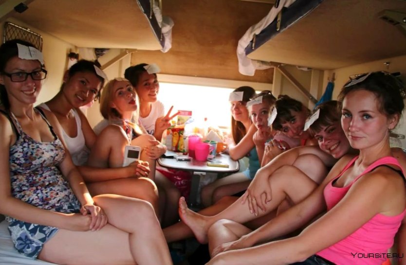 Девушка в вагоне поезда