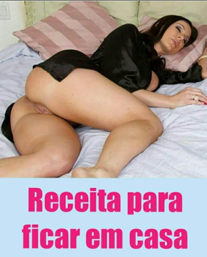 Сочная милфа брюнетка в постели