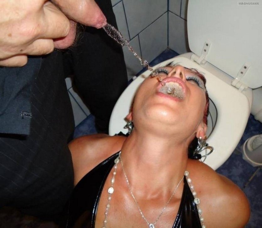 Женский писсинг на лицо