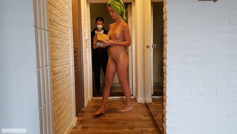 Голенькая открыла дверь