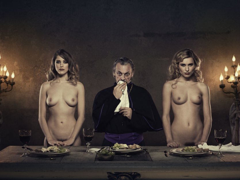 Голая женщина за столом