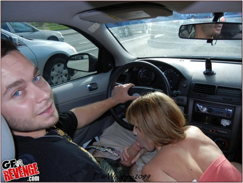 Отсосала в машине за рулëм