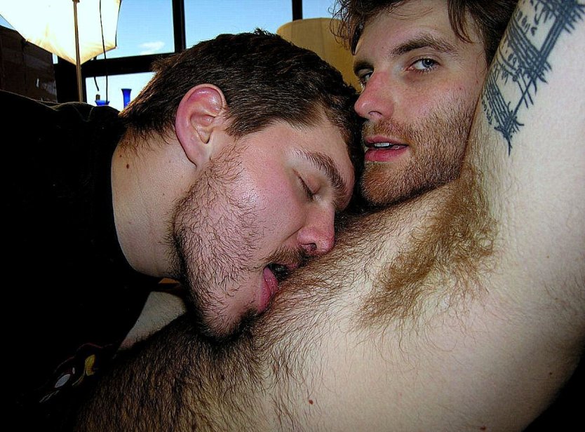 Парень лижет волосатые подмышки